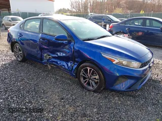 2022 Kia Forte LXS z VIN 3KPF24AD1NE500860, wystawiony jako IAAI lot #42052343 z przebiegiem 57 302 mil mil oraz . Historia ofert i sprzedaży dostępna na DreamBid. Obrazek 1.