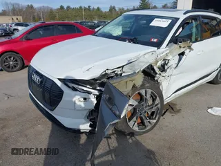 2022 Audi e-tron Premium z VIN WA1AAAGE2NB040546, wystawiony jako IAAI lot #41813053 z przebiegiem 47 002 mil mil oraz . Historia ofert i sprzedaży dostępna na DreamBid. Obrazek 6.