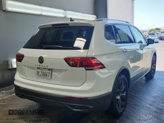 2024 Volkswagen Tiguan SE z VIN 3VV3B7AX3RM105123, wystawiony jako IAAI lot #42796460 z przebiegiem 36 543 mil mil oraz . Historia ofert i sprzedaży dostępna na DreamBid. Obrazek 41.