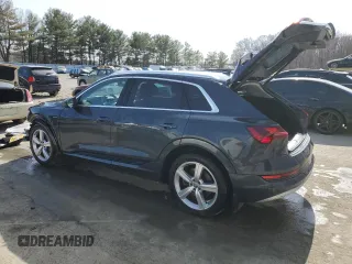 2019 Audi e-tron Premium Plus z VIN WA1LAAGEXKB015138, wystawiony jako Copart lot #48853815 z przebiegiem 35 816 mil mil oraz Szkody całkowita. Historia ofert i sprzedaży dostępna na DreamBid. Obrazek 2.
