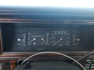 1990 Chrysler New Yorker z VIN 1C3XY66R4LD784183, wystawiony jako Copart lot #75364784 z przebiegiem 114 456 mil mil oraz Tytuł czysty. Historia ofert i sprzedaży dostępna na DreamBid. Obrazek 9.