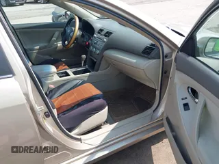 2007 Toyota Camry CE z VIN 4T1BE46K27U523304, wystawiony jako IAAI lot #42415878 z przebiegiem 204 105 mil mil oraz . Historia ofert i sprzedaży dostępna na DreamBid. Obrazek 5.