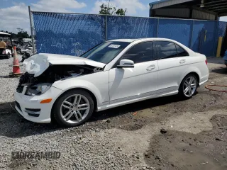 2014 Mercedes-Benz C 300 Sport z VIN WDDGF8AB4EA962787, wystawiony jako Copart lot #54783145 z przebiegiem 95 493 mil mil oraz Szkoda całkowita • Salvage title. Historia ofert i sprzedaży dostępna na DreamBid. Obrazek 1.