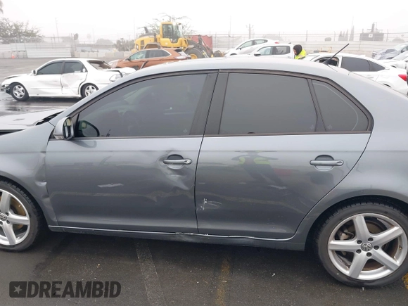 2010 Volkswagen Jetta SE z VIN 3VWRZ7AJ8AM148955, wystawiony jako IAAI lot #41241313 z przebiegiem 134 124 mil mil oraz . Historia ofert i sprzedaży dostępna na DreamBid. Obrazek 14.