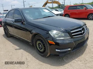 2014 Mercedes-Benz C 250 Sport z VIN WDDGF4HB7EA955671, wystawiony jako IAAI lot #42314853 z przebiegiem 137 155 mil mil oraz . Historia ofert i sprzedaży dostępna na DreamBid. Obrazek 1.