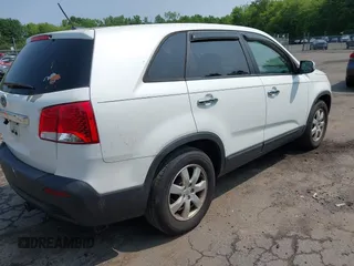 2012 Kia Sorento LX z VIN 5XYKT4A15CG256924, wystawiony jako IAAI lot #42483108 z przebiegiem 208 525 mil mil oraz . Historia ofert i sprzedaży dostępna na DreamBid. Obrazek 4.
