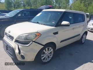 2013 Kia Soul + z VIN KNDJT2A64D7534349, wystawiony jako IAAI lot #42088079 z przebiegiem 188 990 mil mil oraz . Historia ofert i sprzedaży dostępna na DreamBid. Obrazek 2.