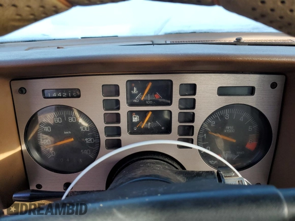 1986 Pontiac Fiero z VIN 1G2PF3793GP210763, wystawiony jako Copart lot #41891075 z przebiegiem 144 219 mil mil oraz Czysty tytuł • Clean title. Historia ofert i sprzedaży dostępna na DreamBid. Obrazek 9.