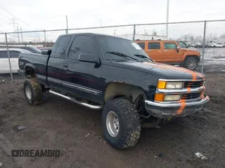 1995 Chevrolet Silverado 1500 with VIN 1GCEK19K0SE233053, listed as a IAAI auction lot 41147955 with 142,522 mi miles and . Bid and sale history available at DreamBid. Image 1.