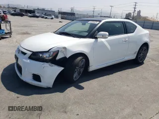 2013 Scion tC z VIN JTKJF5C77D3063067, wystawiony jako Copart lot #54264625 z przebiegiem 74 351 mil mil oraz Szkody całkowita. Historia ofert i sprzedaży dostępna na DreamBid. Obrazek 1.