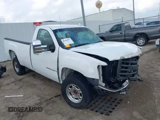 2007 GMC Sierra 2500HD z VIN 1GTHC24K07E553326, wystawiony jako IAAI lot #42106917 z przebiegiem 374 090 mil mil oraz . Historia ofert i sprzedaży dostępna na DreamBid. Obrazek 1.
