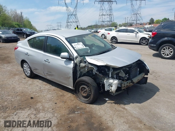 2013 Nissan Versa S Plus z VIN 3N1CN7AP8DL859478, wystawiony jako IAAI lot #42098071 z przebiegiem 107 941 mil mil oraz . Historia ofert i sprzedaży dostępna na DreamBid. Obrazek 1.