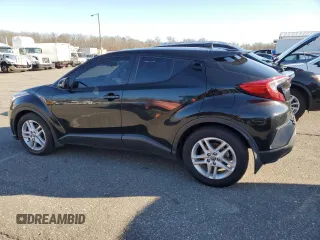 2021 Toyota C-HR LE z VIN NMTKHMBX5MR131252, wystawiony jako Copart lot #44527145 z przebiegiem 56 103 mil mil oraz Tytuł czysty. Historia ofert i sprzedaży dostępna na DreamBid. Obrazek 2.