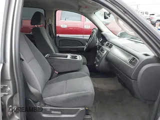 2007 Chevrolet Tahoe LS z VIN 1GNFC13C77R262981, wystawiony jako IAAI lot #41457057 z przebiegiem 116 394 mil mil oraz . Historia ofert i sprzedaży dostępna na DreamBid. Obrazek 5.