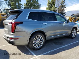 2023 Cadillac XT6 FWD Premium Luxury z VIN 1GYKPCRS5PZ212337, wystawiony jako Copart lot #46283655 z przebiegiem 15 660 mil mil oraz Szkody całkowita. Historia ofert i sprzedaży dostępna na DreamBid. Obrazek 3.