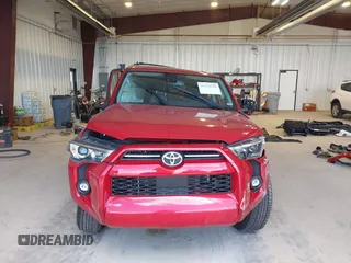 2024 Toyota 4Runner SR5 z VIN JTEMU5JR1R6227607, wystawiony jako IAAI lot #42335792 z przebiegiem 23 646 mil mil oraz . Historia ofert i sprzedaży dostępna na DreamBid. Obrazek 12.