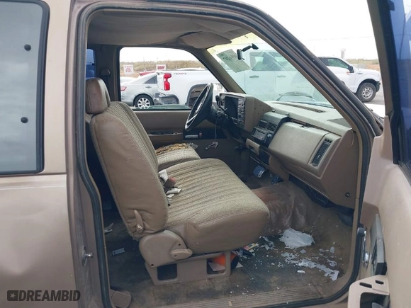 1994 Chevrolet C/K 1500 with VIN 2GCEC19K1R1223706, listed as a IAAI auction lot 40946207 with 206,975 mi miles. Bid and sale history available at carsss.com. Image 5.