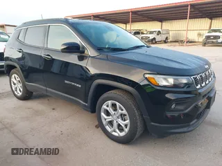 2024 Jeep Compass Latitude с VIN 3C4NJDBN4RT117244, выставлен на аукционе IAAI как лот 42702449 с пробегом 31 533 миль миль и . История ставок и продаж доступна на DreamBid. Изображение 1.
