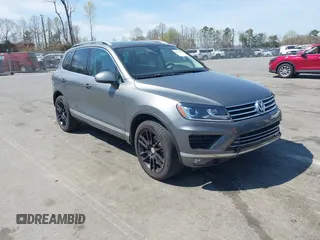 2016 Volkswagen Touareg Lux z VIN WVGEP9BPXGD005270, wystawiony jako IAAI lot #41920351 z przebiegiem 127 996 mil mil oraz . Historia ofert i sprzedaży dostępna na DreamBid. Obrazek 1.