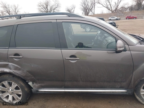 2013 Mitsubishi Outlander SE with VIN JA4JT3AW2DU013681, listed as a IAAI auction lot 41722425 with 95,145 mi miles. Bid and sale history available at carsss.com. Image 13.