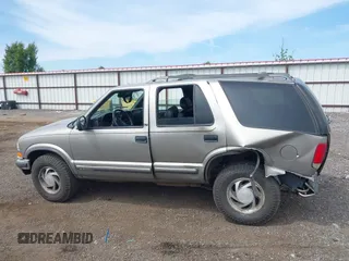 1998 Chevrolet Blazer LS с VIN 1GNDT13W2W2177149, выставлен на аукционе IAAI как лот 42422025 с пробегом 210 833 миль миль и . История ставок и продаж доступна на DreamBid. Изображение 14.
