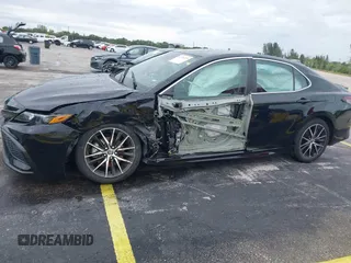 2023 Toyota Camry SE z VIN 4T1G11AK4PU121775, wystawiony jako IAAI lot #42236239 z przebiegiem 51 146 mil mil oraz . Historia ofert i sprzedaży dostępna na DreamBid. Obrazek 6.