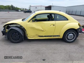2012 Volkswagen Beetle 2.5L PZEV z VIN 3VWJP7AT7CM606721, wystawiony jako IAAI lot #42211987 z przebiegiem 103 861 mil mil oraz . Historia ofert i sprzedaży dostępna na DreamBid. Obrazek 15.