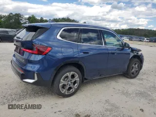 2025 BMW X1 xDrive28i z VIN WBX73EF03S5229226, wystawiony jako Copart lot #55457965 z przebiegiem 2490 mil mil oraz Tytuł czysty. Historia ofert i sprzedaży dostępna na DreamBid. Obrazek 3.