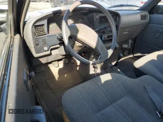 1989 Toyota Pickup DLX z VIN JT4VN13D0K0001910, wystawiony jako Copart lot #77413274 z przebiegiem 311 223 mil mil oraz Szkoda całkowita • Salvage title. Historia ofert i sprzedaży dostępna na DreamBid. Obrazek 8.