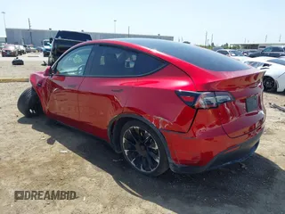 2024 Tesla Model Y Long Range z VIN 7SAYGDEEXRA236065, wystawiony jako IAAI lot #41834658 z przebiegiem 20 313 mil mil oraz . Historia ofert i sprzedaży dostępna na DreamBid. Obrazek 3.
