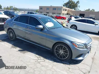 2019 Mercedes-Benz C 300 z VIN 55SWF8DB8KU285987, wystawiony jako IAAI lot #42555148 z przebiegiem 103 228 mil mil oraz . Historia ofert i sprzedaży dostępna na DreamBid. Obrazek 1.