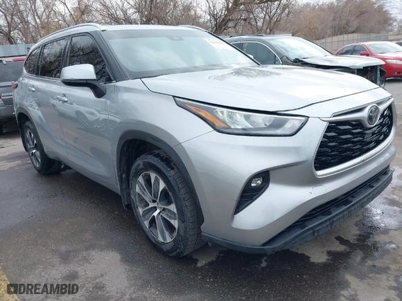2020 Toyota Highlander XLE with VIN 5TDGZRBH1LS502142, listed as a IAAI auction lot 41819000 with 107,619 mi miles. Bid and sale history available at carsss.com. Image 1.