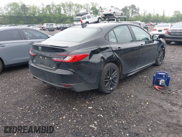 2025 Toyota Camry LE z VIN 4T1DBADK7SU513802, wystawiony jako IAAI lot #42259217 z przebiegiem 27 379 mil mil oraz . Historia ofert i sprzedaży dostępna na DreamBid. Obrazek 4.