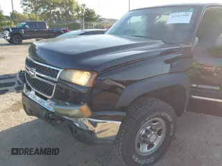 2007 Chevrolet Silverado 1500HD LT1 z VIN 1GCGC13U17F197536, wystawiony jako IAAI lot #42167105 z przebiegiem 177 604 mil mil oraz . Historia ofert i sprzedaży dostępna na DreamBid. Obrazek 18.