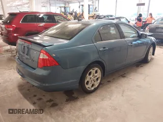 2010 Ford Fusion SE z VIN 3FAHP0HA6AR417044, wystawiony jako IAAI lot #42129980 z przebiegiem 200 595 mil mil oraz . Historia ofert i sprzedaży dostępna na DreamBid. Obrazek 4.