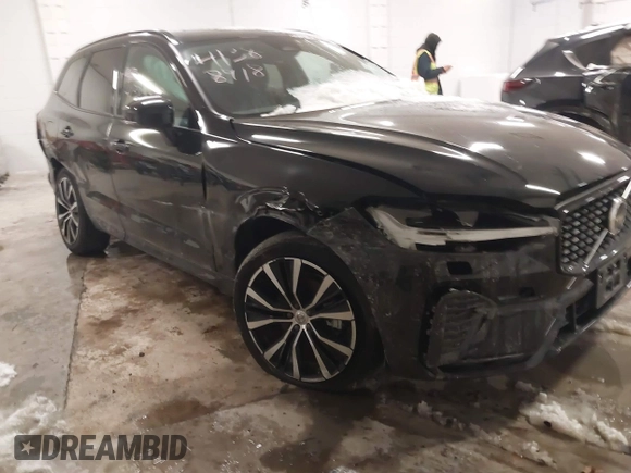 2024 Volvo XC60 Plus Dark Theme z VIN YV4L12RL8R1823184, wystawiony jako IAAI lot #41388918 z przebiegiem 25 299 mil mil oraz . Historia ofert i sprzedaży dostępna na DreamBid. Obrazek 6.