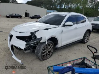 2018 Alfa Romeo Stelvio z VIN ZASFAKAN3J7B89286, wystawiony jako Copart lot #55717365 z przebiegiem 81 672 mil mil oraz Szkody całkowita. Historia ofert i sprzedaży dostępna na DreamBid. Obrazek 1.