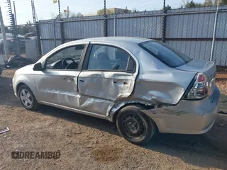 2009 Chevrolet Aveo 1LT z VIN KL1TD56E49B372791, wystawiony jako IAAI lot #41890124 z przebiegiem 118 648 mil mil oraz . Historia ofert i sprzedaży dostępna na DreamBid. Obrazek 14.
