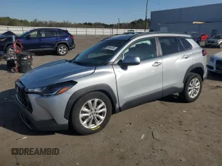 2023 Toyota Corolla Cross LE z VIN 7MUCAAAG9PV057743, wystawiony jako Copart lot #52645495 z przebiegiem 68 712 mil mil oraz Szkody całkowita. Historia ofert i sprzedaży dostępna na DreamBid. Obrazek 1.