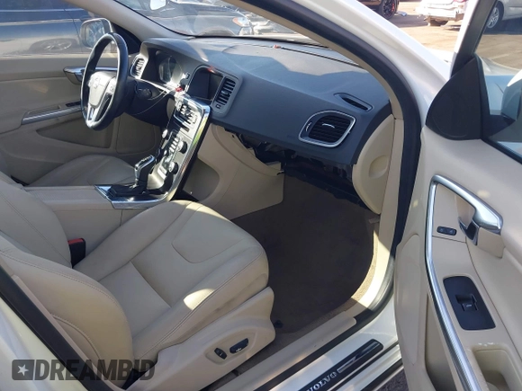 2015 Volvo S60 T5 Drive-E Premier z VIN YV140MFB4F2301427, wystawiony jako IAAI lot #41677045 z przebiegiem 103 262 mil mil oraz . Historia ofert i sprzedaży dostępna na DreamBid. Obrazek 5.