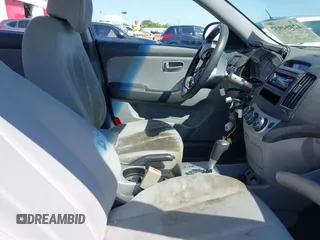 2009 Hyundai Elantra SE z VIN KMHDU46D39U670425, wystawiony jako IAAI lot #42094937 z przebiegiem 174 545 mil mil oraz . Historia ofert i sprzedaży dostępna na DreamBid. Obrazek 5.