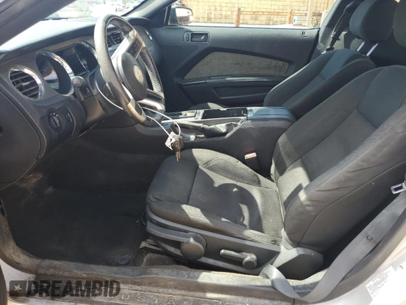 2013 Ford Mustang V6 z VIN 1ZVBP8AM8D5256204, wystawiony jako Copart lot #56149115 z przebiegiem 136 830 mil mil oraz Szkoda całkowita • Salvage title. Historia ofert i sprzedaży dostępna na DreamBid. Obrazek 7.