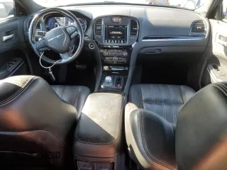 2020 Chrysler 300 S z VIN 2C3CCABG3LH158907, wystawiony jako Copart lot #49107695 z przebiegiem 70 204 mil mil oraz Szkody całkowita. Historia ofert i sprzedaży dostępna na DreamBid. Obrazek 8.