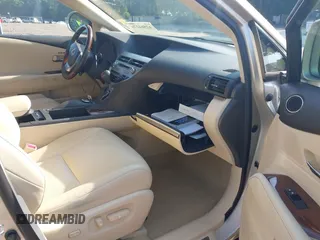 2013 Lexus RX 450h z VIN JTJZB1BA1D2006779, wystawiony jako IAAI lot #42564276 z przebiegiem 54 303 mil mil oraz . Historia ofert i sprzedaży dostępna na DreamBid. Obrazek 5.