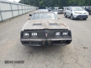 1979 Pontiac Firebird z VIN 2V8729L171075, wystawiony jako Copart lot #65532655 z przebiegiem 17 594 mil mil oraz Czysty tytuł • Clean title. Historia ofert i sprzedaży dostępna na DreamBid. Obrazek 5.