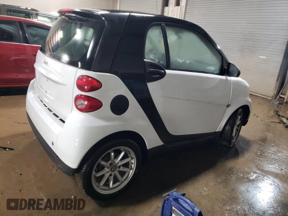2009 Smart fortwo Pure z VIN WMEEJ31X69K258431, wystawiony jako Copart lot #43870485 z przebiegiem 64 935 mil mil oraz Szkoda całkowita • Salvage title. Historia ofert i sprzedaży dostępna na DreamBid. Obrazek 3.
