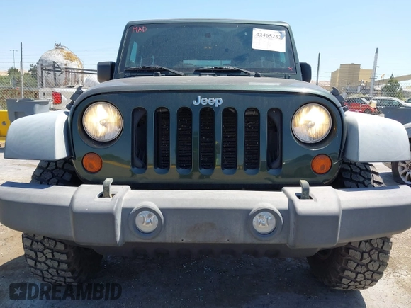 2011 Jeep Wrangler Rubicon z VIN 1J4BA6D11BL556342, wystawiony jako IAAI lot #42465252 z przebiegiem 80 377 mil mil oraz . Historia ofert i sprzedaży dostępna na DreamBid. Obrazek 6.