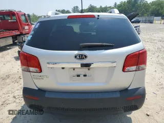 2012 Kia Sorento LX z VIN 5XYKT3A60CG200444, wystawiony jako Copart lot #60508715 z przebiegiem 47 935 mil mil oraz Czysty tytuł • Clean title. Historia ofert i sprzedaży dostępna na DreamBid. Obrazek 6.