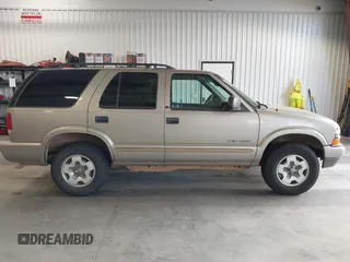 2002 Chevrolet Blazer LS z VIN 1GNDT13WX2K182268, wystawiony jako IAAI lot #41872743 z przebiegiem 135 008 mil mil oraz . Historia ofert i sprzedaży dostępna na DreamBid. Obrazek 13.