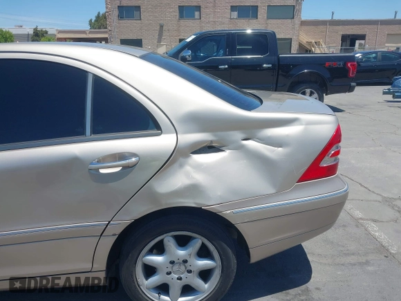 2003 Mercedes-Benz C 240 с VIN WDBRF81J23F422346, выставлен на аукционе IAAI как лот 42598405 с пробегом 115 117 миль миль и . История ставок и продаж доступна на DreamBid. Изображение 6.